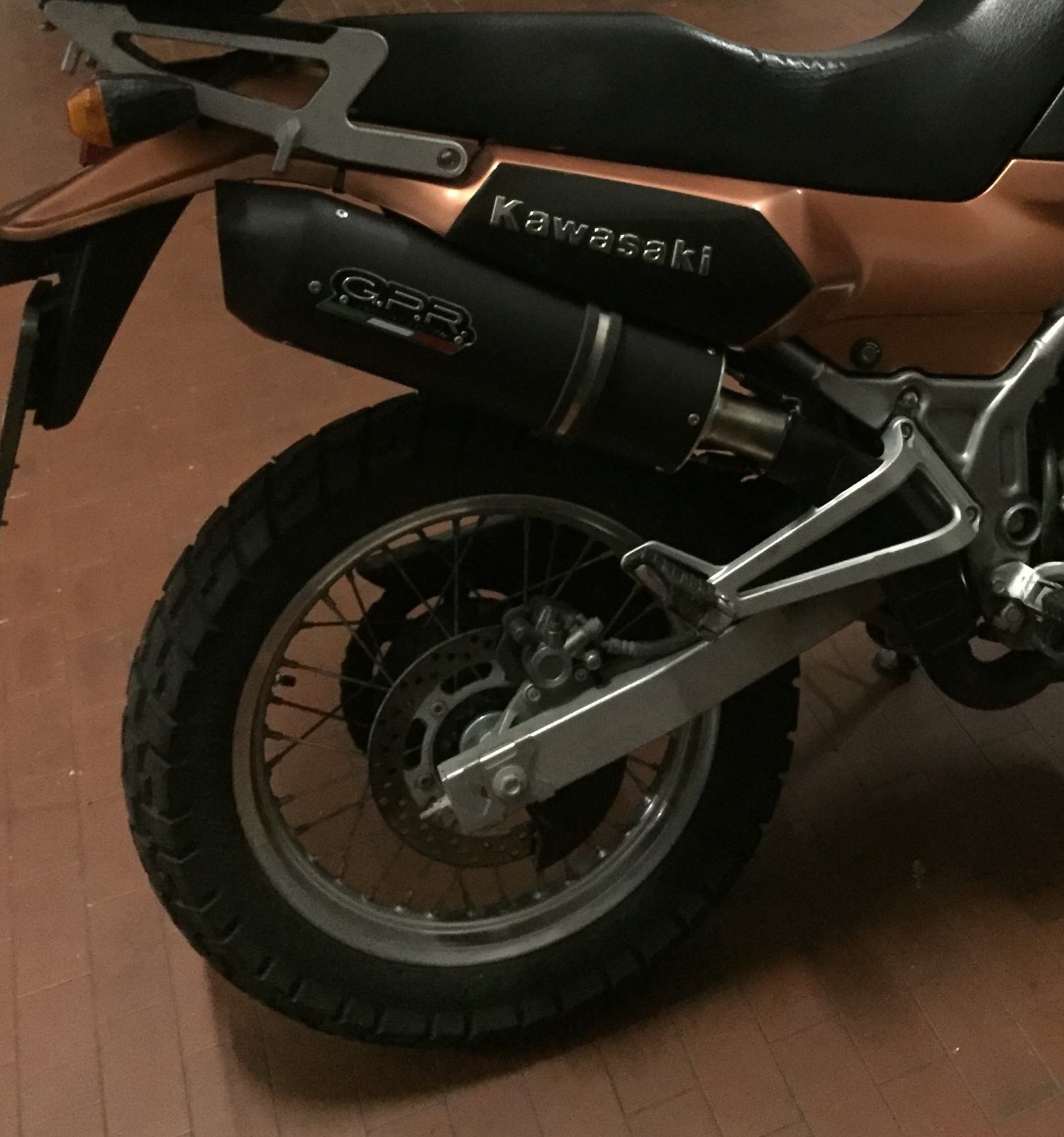Escape compatible con Kawasaki Kle 500 1991-2007, Furore Nero, Escape legal, homologado, silenciador con db killer desmontable y tubo de conexión específico 