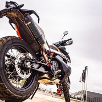 Escape compatible con Husqvarna Norden 901 2022-2024, GP Evo4 Poppy, Escape legal, homologado, silenciador con db killer desmontable y tubo de conexión específico 