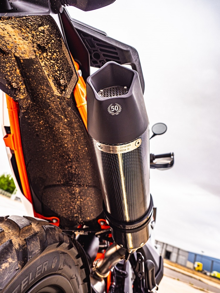 Escape compatible con Husqvarna Norden 901 2022-2024, GP Evo4 Poppy, Escape legal, homologado, silenciador con db killer desmontable y tubo de conexión específico 