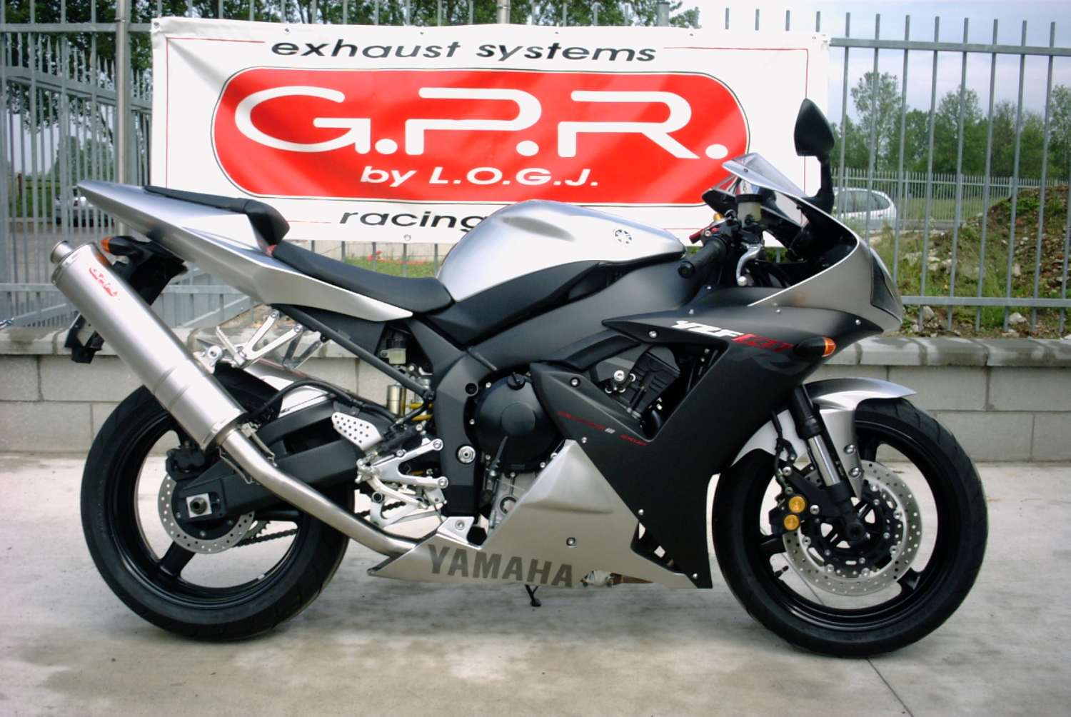 Escape compatible con Yamaha Yzf 1000 R1 2002-2003, Trioval, Escape legal, homologado, silenciador con db killer desmontable y tubo de conexión específico 