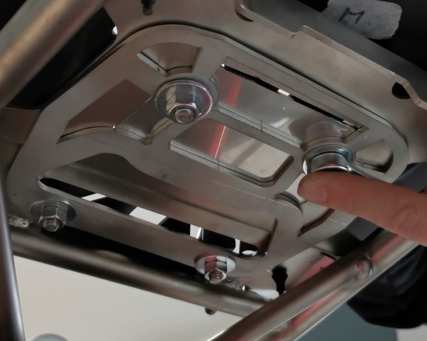 Baúl GPR TECH compatible con  Aprilia Tuareg 660 2021/2024 e5 Baúl Alpi-Tech en aluminio, color negro con placa específica incluida Capacidad Litros 45