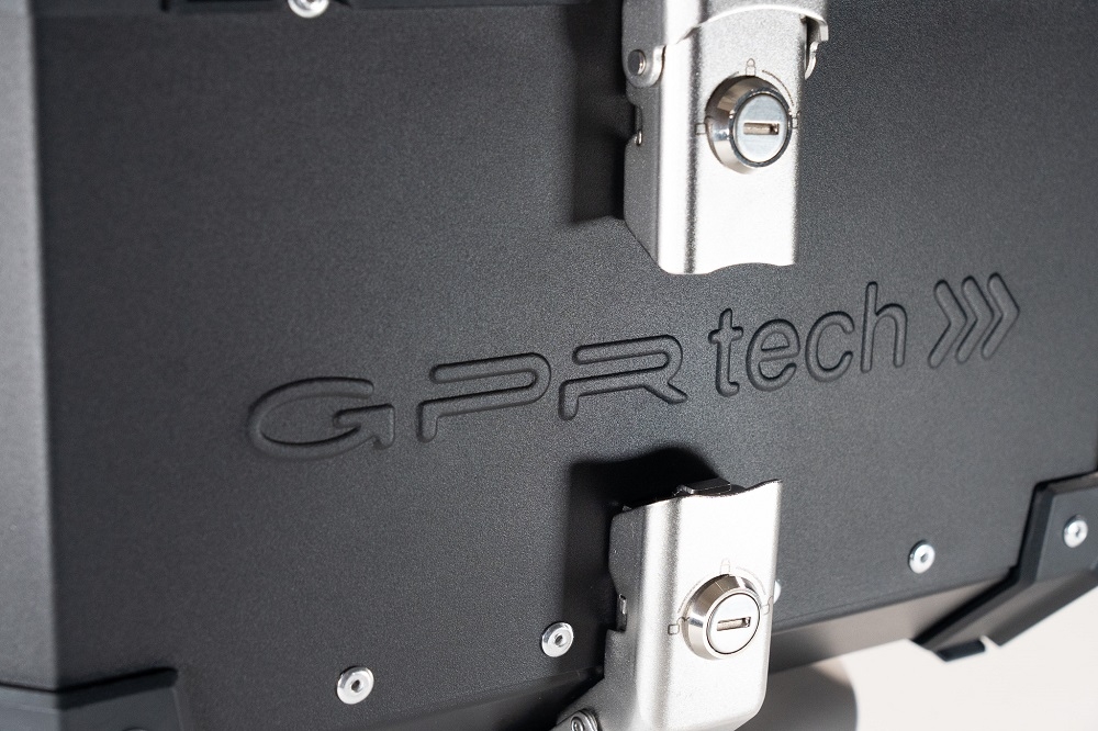 GPR TECH BAUL ALPI-TECH 26 LT. NEGRO Baúl superior en aluminio, color negro con placa universal incluida Capacidad Litros 26
