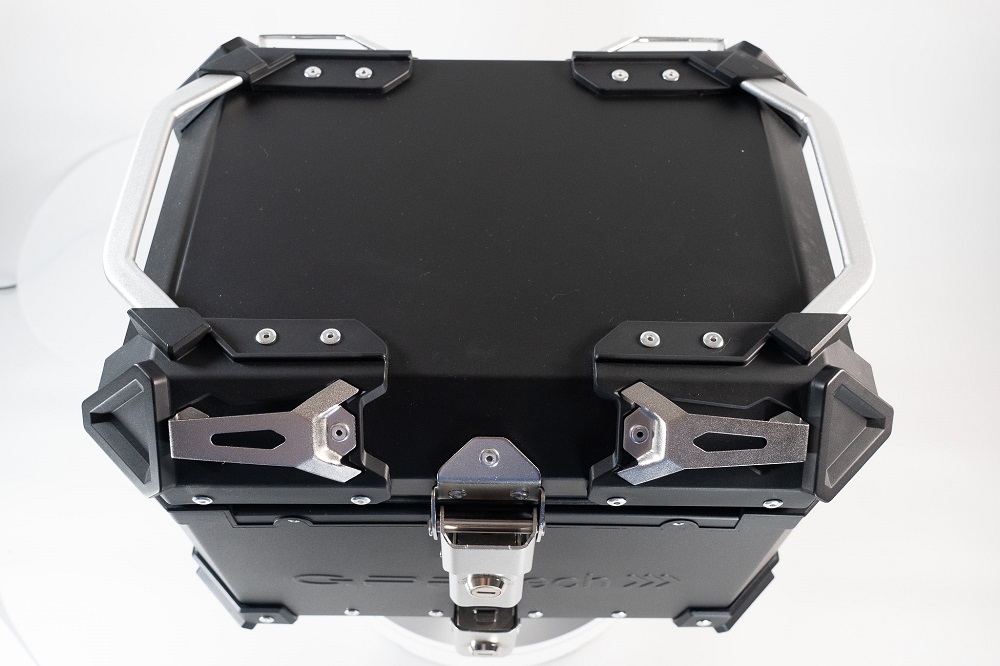 GPR TECH BAUL ALPI-TECH 26 LT. NEGRO Baúl superior en aluminio, color negro con placa universal incluida Capacidad Litros 26