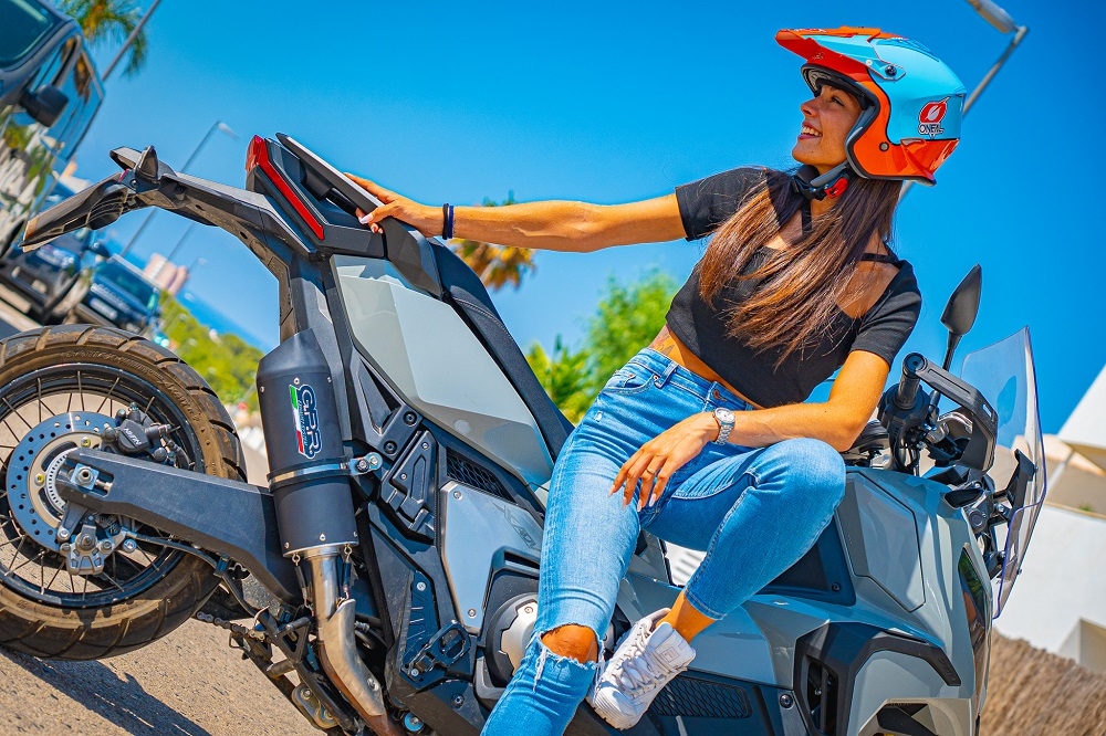 Escape compatible con Honda X-Adv 750 2016-2020, Furore Evo4 Nero, Escape legal, homologado, silenciador con db killer desmontable y tubo de conexión específico 