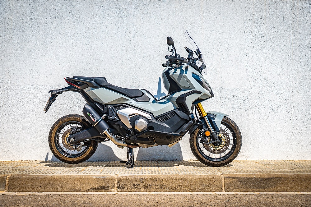 Escape compatible con Honda X-Adv 750 2021-2024, Furore Evo4 Nero, Escape legal, homologado, silenciador con db killer desmontable y tubo de conexión específico 