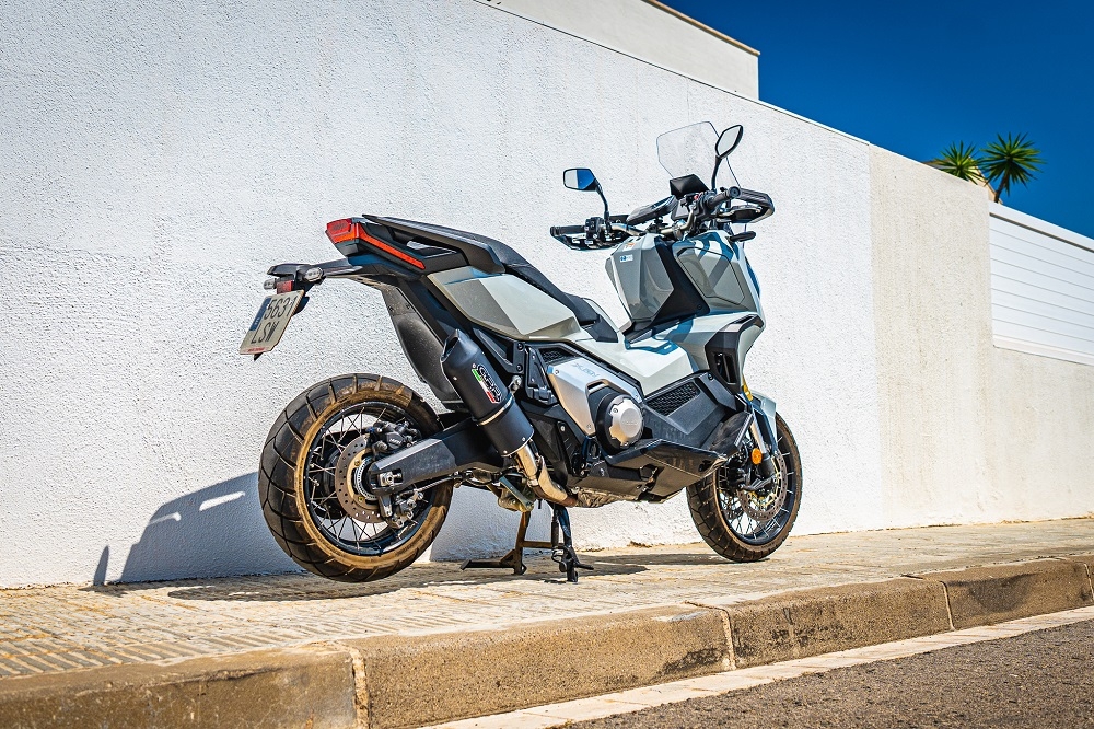Escape compatible con Honda X-Adv 750 2021-2024, Furore Evo4 Nero, Escape legal, homologado, silenciador con db killer desmontable y tubo de conexión específico 