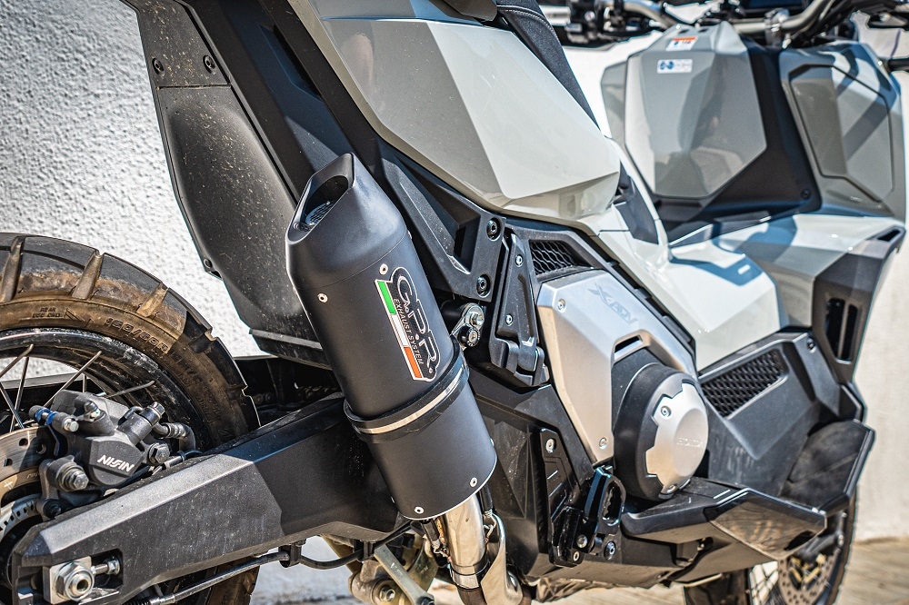 Escape compatible con Honda X-Adv 750 2021-2024, Furore Evo4 Nero, Escape legal, homologado, silenciador con db killer desmontable y tubo de conexión específico 