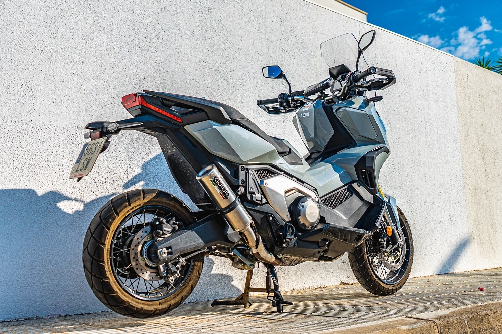 Escape compatible con Honda Forza 750 2021-2024, M3 Titanium Natural, Escape legal, homologado, silenciador con db killer desmontable y tubo de conexión específico 