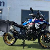 GPR TECH compatible con  BMW R 1300 GS Adventure 2023/2025 Par de maletas laterales en aluminio color negro con portaequipajes específico Capacidad 38 LT. + 38 LT.