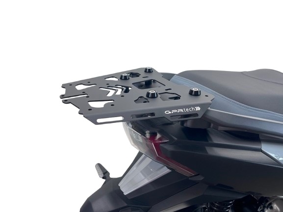 Portaequipajes GPR TECH compatible con  Sym ADX 300 2024/2026 e5 Plus Portaequipajes trasero específico Top Case ALPITECH 26 > 35 LT Portaequipajes trasero específico, fabricada en acero inoxidable con 4 puntos de anclaje