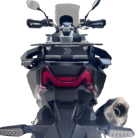 Portaequipajes GPR TECH compatible con  Sym ADX TG 400 2024/2026 e5 Plus Portaequipajes trasero específico Top Case ALPITECH 26 > 35 LT Portaequipajes trasero específico, fabricada en acero inoxidable con 4 puntos de anclaje