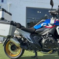 GPR TECH compatible con  BMW R 1300 GS Adventure 2023/2025 Kit tríptico fabricado en color plata, con Top case 45 Lt + Side Cases 38 Lt + 38 Lt + portaequipaje general color negro Capacidad Top case 45 Litros + capacidad maletas laterales 38 Litros + 38 L