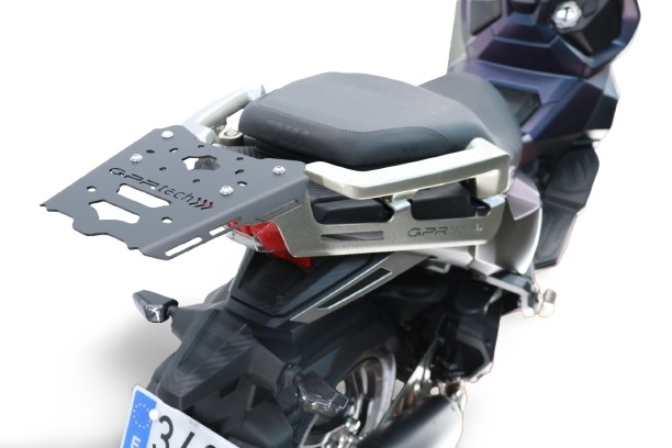Baúl GPR TECH compatible con  Sym ADX 125 2024/2026 e5 Plus Baúl Alpi-Tech en aluminio color plata con placa específica incluida Capacidad Litros 26
